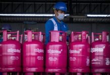 Petugas sedang menata produk elpiji Bright Gas