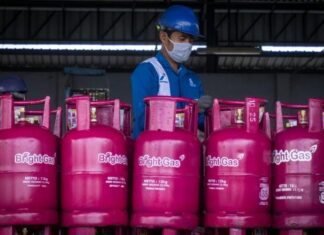 Petugas sedang menata produk elpiji Bright Gas