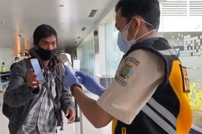 Petugas di Bandara Ahmad Yani