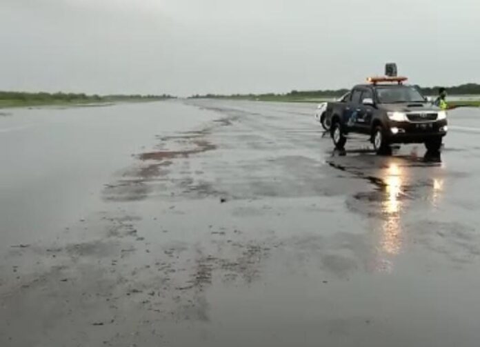 Runway di Bandara Ahmad Yani Semarang tergenang air