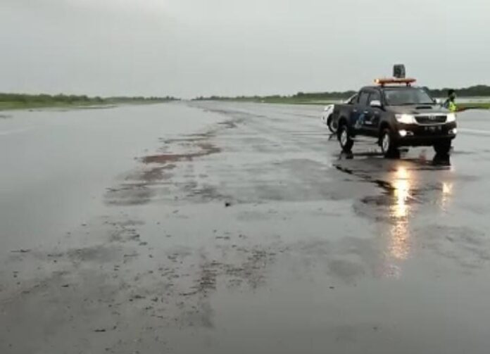 Runway di Bandara Ahmad Yani Semarang tergenang air Runway di Bandara Ahmad Yani Semarang tergenang air