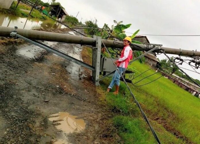 Tiang listrik yang roboh di wilayah Pekalongan