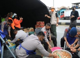 Dapur umum bagi warga terdampak banjir