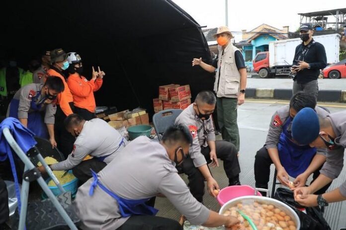 Dapur umum bagi warga terdampak banjir