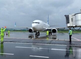 Pesawat Garuda Indonesia saat mendekati garbarata