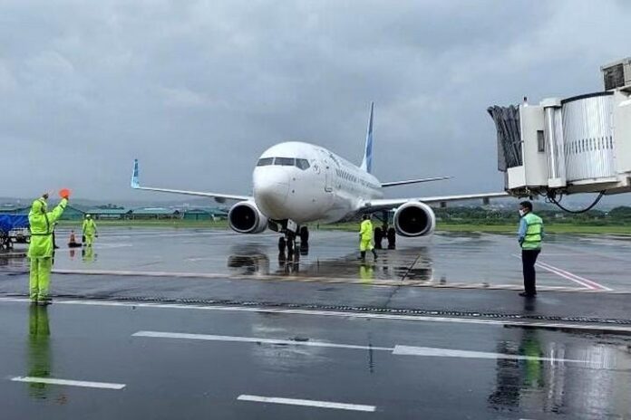 Pesawat Garuda Indonesia saat mendekati garbarata