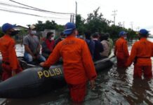 Tim SAR evakuasi warga di kawasan Kaligawe