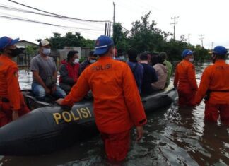 Tim SAR evakuasi warga di kawasan Kaligawe