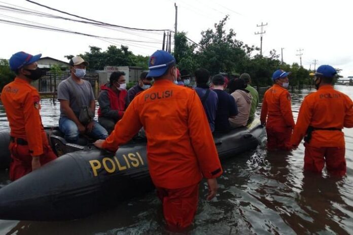 Tim SAR evakuasi warga di kawasan Kaligawe