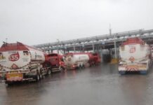 Truk tangki Pertamina sedang antre di TBBM Pengapon