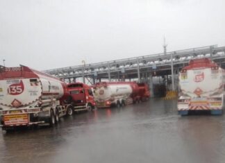 Truk tangki Pertamina sedang antre di TBBM Pengapon