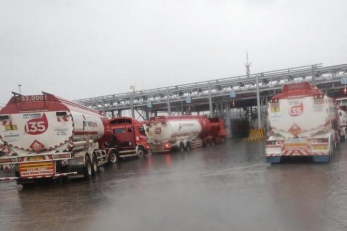 Truk tangki Pertamina sedang antre di TBBM Pengapon