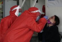 Petugas kesehatan melakukan swab Antigen