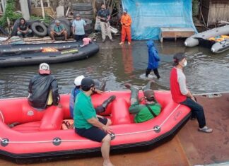 Proses evakuasi di wilayah Kaligawe dan Genuk