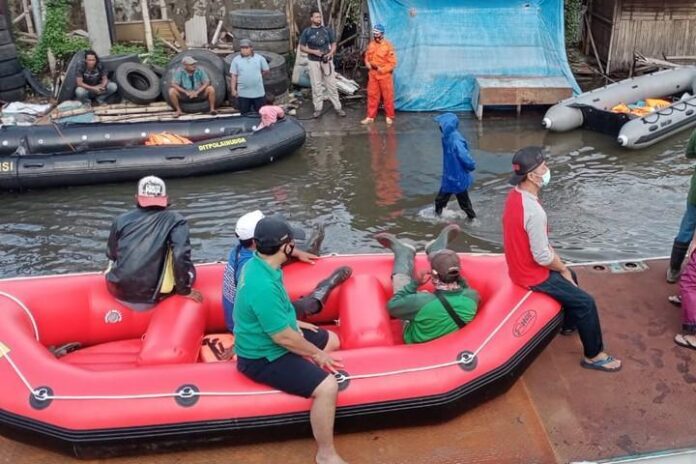 Proses evakuasi di wilayah Kaligawe dan Genuk