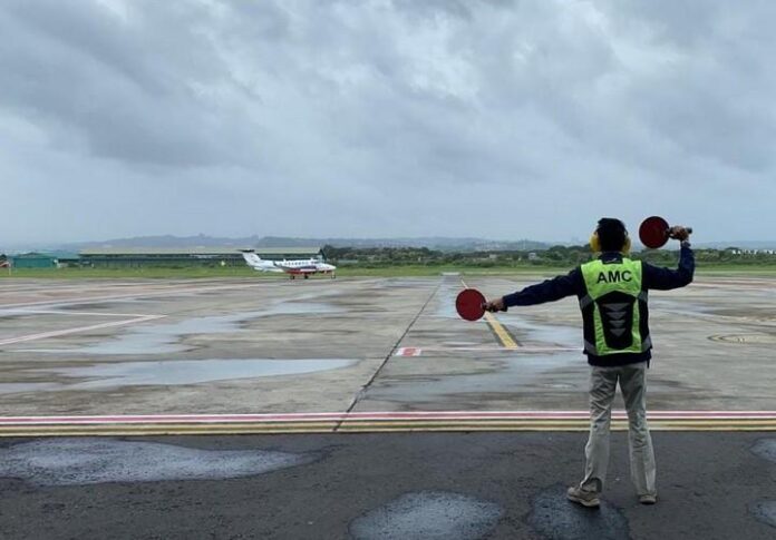 Petugas di Bandara Ahmad Yani Semarang