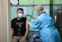 Suntik vaksin COVID-19 di Puskesmas Gajahmungkur