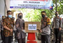 Kapolda Jateng Irjen Pol Ahmad Luthfi menyerahkan paket bantuan masker kepada perwakilan kelurahan di Kota Surakarta, Minggu (14/2)