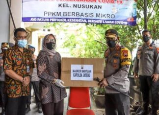 Kapolda Jateng Irjen Pol Ahmad Luthfi menyerahkan paket bantuan masker kepada perwakilan kelurahan di Kota Surakarta, Minggu (14/2)
