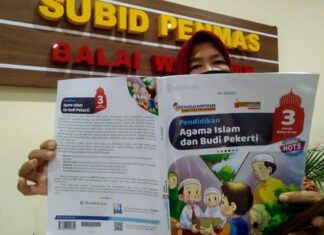 Perwakilan dari Forum Wali Murid Jateng menunjukkan buku pelajaran yang berisi ujaran kebencian, Senin (15/2).