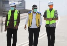 Menteri PUPR Basuki Hadi Muljono (tengah) didampingi Gubernur Jateng Ganjar Pranowo (kanan) dan Wali Kota Solo FX Rudyatmo saat meresmikan Flyover Purwosari, kemarin