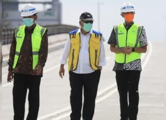 Menteri PUPR Basuki Hadi Muljono (tengah) didampingi Gubernur Jateng Ganjar Pranowo (kanan) dan Wali Kota Solo FX Rudyatmo saat meresmikan Flyover Purwosari, kemarin