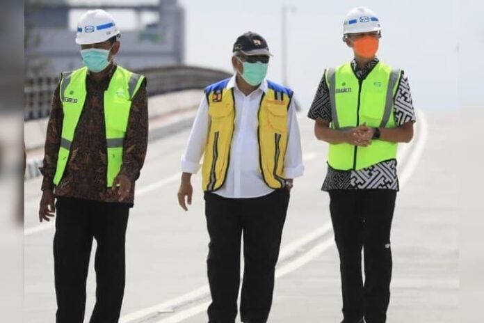 Menteri PUPR Basuki Hadi Muljono (tengah) didampingi Gubernur Jateng Ganjar Pranowo (kanan) dan Wali Kota Solo FX Rudyatmo saat meresmikan Flyover Purwosari, kemarin