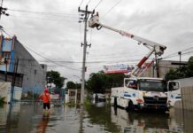 Petugas PLN melakukan pemulihan jaringan listrik di permukiman warga yang terdampak karena banjir