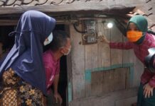 Ketua TP PKK Jateng Siti Atiqoh ikut menyalakan lampu PLN