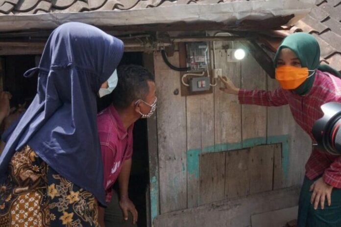 Ketua TP PKK Jateng Siti Atiqoh ikut menyalakan lampu PLN Ketua TP PKK Jateng Siti Atiqoh ikut menyalakan lampu PLN