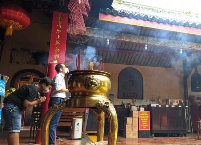 Dua orang umat Tri Dharma tengah melakukan ritual doa di Kelenteng Tay Kak Sie Semarang.