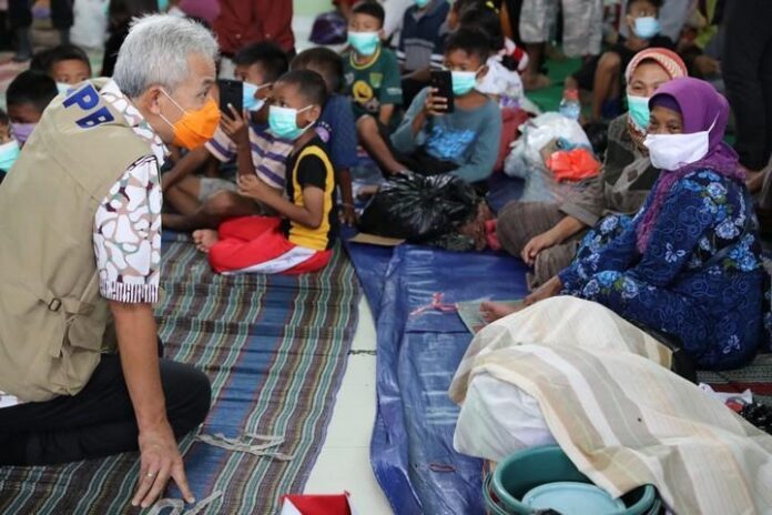 Sejumlah pengungsi di aula kantor Kecamatan Pekalongan Barat