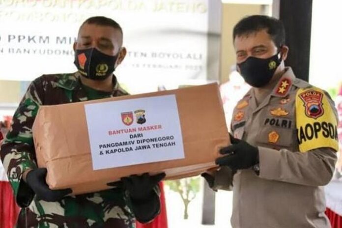 Bantuan masker kepada anggota Babinsa