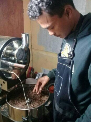 Dasimto saat memproses kopi