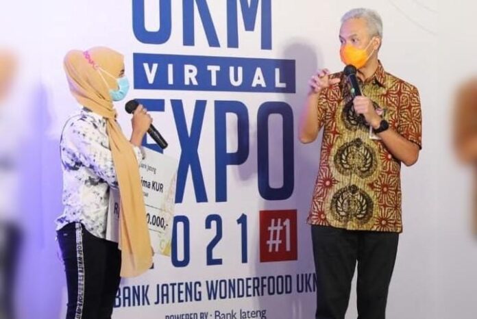 Seorang pelaku UKM berdialog dengan Gubernur Seorang pelaku UKM berdialog dengan Gubernur
