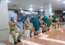 Sejumlah ASN Pemprov Jateng mengikuti vaksinasi di Gedung Gradhika Bhakti Praja, Senin (22/2).