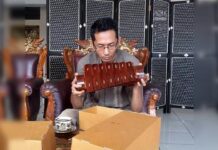 Sastrawan Lampung Arman Az sedang memegang gamolan pekhing atau cetik