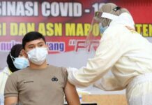 Seorang anggota Polda Jateng mendapat suntikan vaksin tahap pertama di gelombang kedua, Senin (22/2).