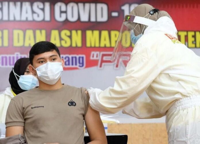 Seorang anggota Polda Jateng mendapat suntikan vaksin tahap pertama di gelombang kedua, Senin (22/2).