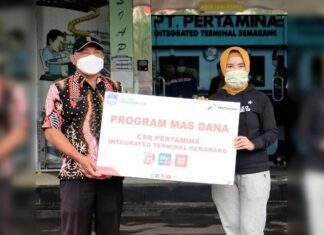 Dirut Pertamina Nicke Widyawati (kanan)