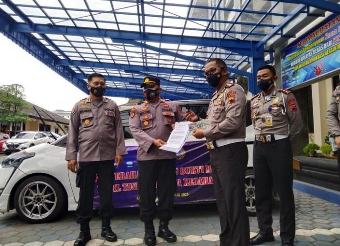 Kombes Pol Rudy Syarifudin (kanan) Penyerahan kendaraan yang diduga hasil curian kepada anggota Polsek Wanasari Polres Brebes.