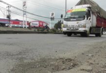 Sebuah truk melintas di jalan raya Semarang-Kendal