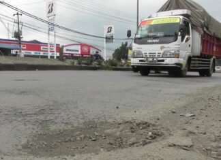 Sebuah truk melintas di jalan raya Semarang-Kendal