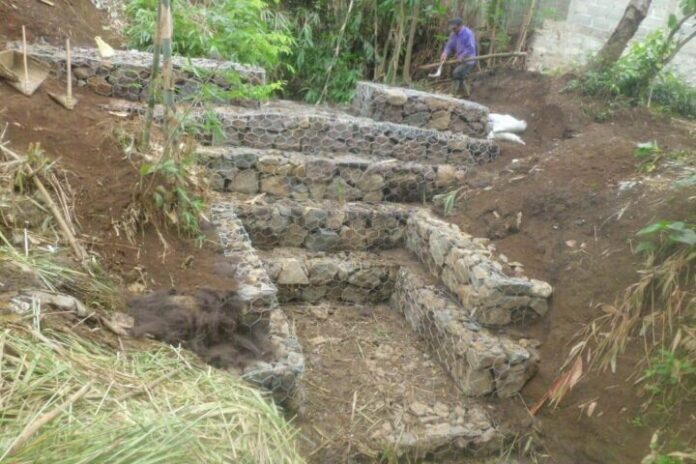 Dam penahan banjir dan pengendali (gully plug)