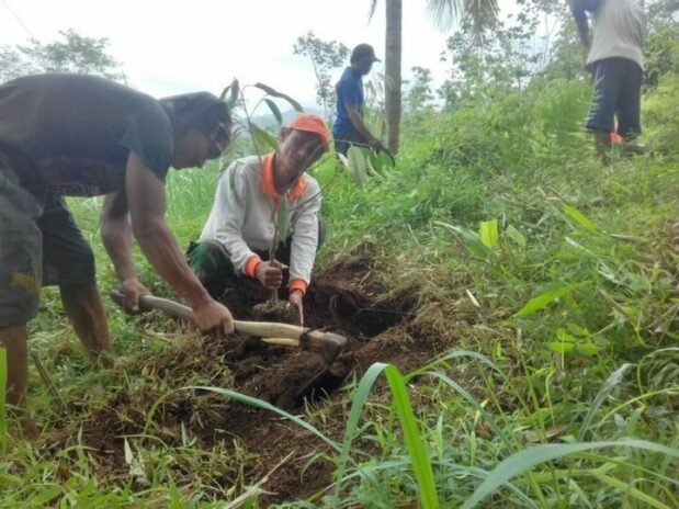 Muhammad Slamet bersama warga