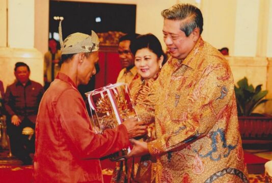 Muhammad Slamet saat menerima penghargaan Kalpataru 2013