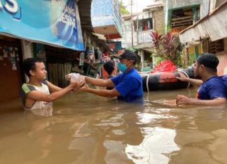 Kader Partai Demokrat memberikan bantuan kepada Korban Banjir