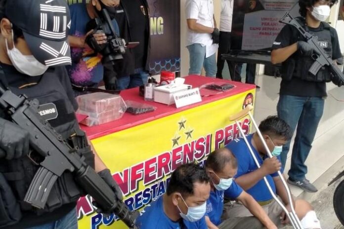 Perampasan uang setoran milik toko emas di Semarang