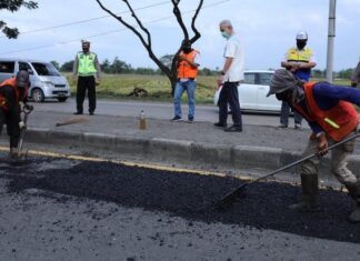 Perbaikan jalan rusak di Lingkar Pati