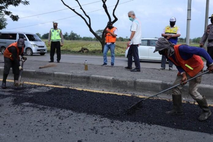 Perbaikan jalan rusak di Lingkar Pati